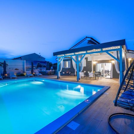 Villa Beauty With Heated Pool And Jacuzzi Kanfanar Exterior foto