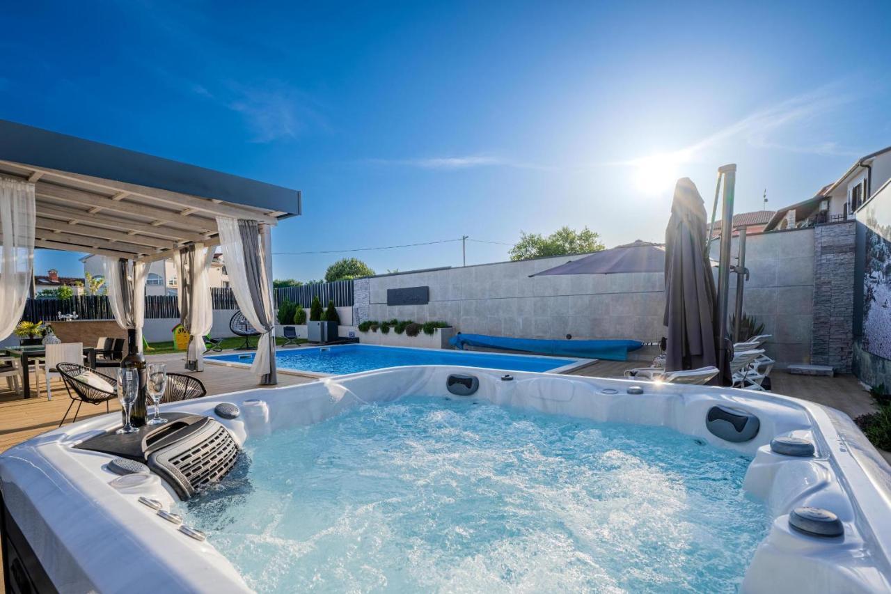 Villa Beauty With Heated Pool And Jacuzzi Kanfanar Exterior foto